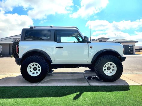 White 2 Door Bronco, Ford Bronco Two Door, White Ford Bronco 2022, 2 Door Ford Bronco, Two Door Bronco, Bronco Modified, 2 Door Bronco, White Ford Bronco, Ford Bronco 2 Door