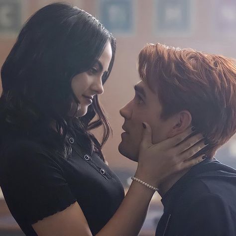 Delanie Ominayak (@lanieominayak) • Instagram photos and videos Riverdale Veronica, Camilla Mendes, Cami Mendes, Archie Andrews, Veronica Lodge, Riverdale Cast, Playing With Hair, The Cw, Music Room