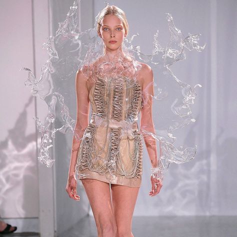 https://www.instagram.com/p/B45LCXZgP64/?igshid=YTE5ODU0Yjk= Iris Van Herpen Couture, Water Dress, Tanya Dziahileva, Conceptual Fashion, Iris Van Herpen, Viktor Rolf, Futuristic Fashion, John Galliano, Costume Design