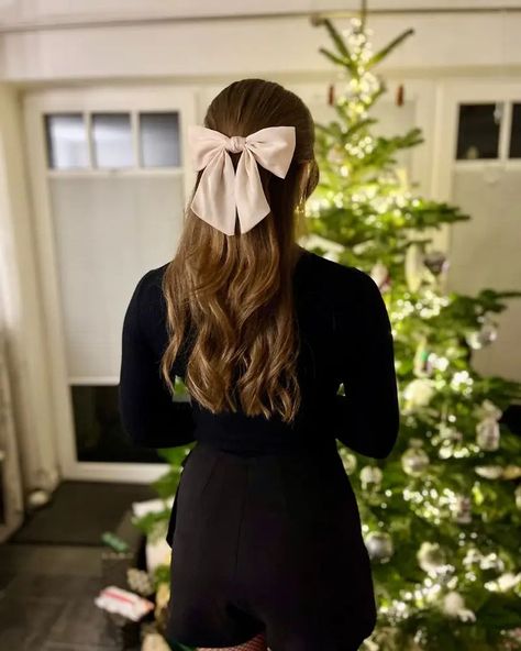 Cute Christmas Hairstyles Hair Ideas For Christmas, Modern Christmas Party, Cute Christmas Hairstyles, Festive Hairstyles, Christmas Party Hairstyles, Christmas Hairstyles, Sleek Ponytail, Modern Hairstyles, Christmas Parties