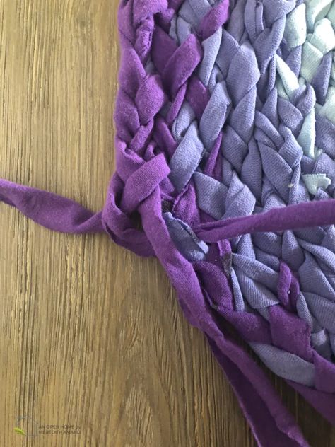 Tips for Braiding a T-Shirt Rag Rug - An Open Home by Meredith Amand Tshirt Yarn Rug, Gamle T Shirts, Braided Rag Rug Diy, Braided Rug Tutorial, Braided T Shirts, Rag Rug Diy, Making Rugs, Homemade Rugs, Open Home