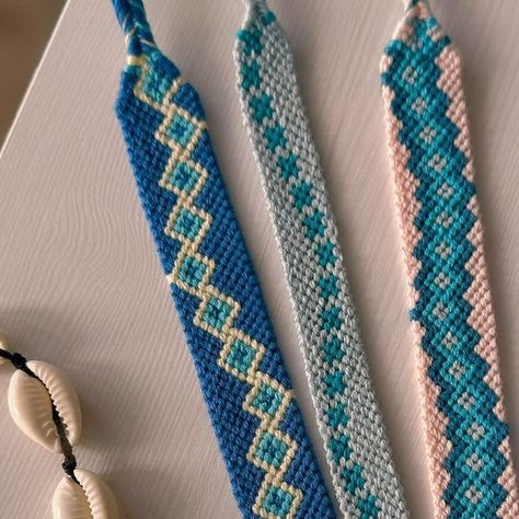 kambie_bracelets on Instagram: "Waves 🌊🌊🌊🌊🌊

Patterns:  155451, 11256, 87537, 87536 on #braceletbook 

#friendship_bracelet #friendship_bracelets #friendshipbraceletpattern #wovenbracelet #macramebracelet #stringbracelet #stringbracelets #knottedbracelet #knottedbracelets #handmadebracelet #handmadebracelets #embroideryflossbracelet #bransoletkaprzyjaźni #bransoletkazmuliny #mulina #hobby #rękodzieło_pl #stringart #vscobracelets #embroiderythreads #embroiderytherapy #summerbracelet #normalpattern #handmadewithlove❤#seabracelet #wavebracelet #bluebracelets #summervibes" Greek Wave Friendship Bracelet, Wave Bracelet Pattern, Embroidery Bracelets Patterns, Wave Friendship Bracelet, Embroidery Floss Bracelets, Bracelet Stuff, Cool Friendship Bracelets, Diy Bracelets With String, String Bracelet Patterns