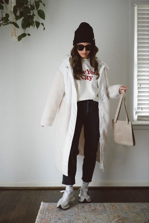 New Balance With Jeans Outfit, White Sneakers Outfit 2023, Black New Balance 327 Outfit, New Balance Outfit Winter, Winter Outfit Sneakers, Sneakers Outfit 2023, Style New Balance 327, Ea Outfits, Black Jeans White Sneakers