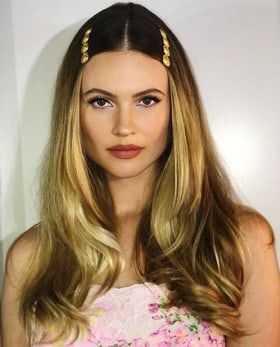 Hair Clips 90s, Long Shag Haircut, Behati Prinsloo, Easy Summer Hairstyles, Peinados Fáciles Para Cabello Corto, Shag Haircut, Middle Part, Retro Hairstyles, Trending Hairstyles