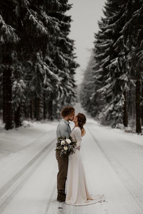 Wedding Headband For Bride, Snowy Wedding, Winter Wedding Photos, Snow Wedding, Winter Wedding Colors, Winter Elopement, Winter Bride, Winter Wedding Inspiration, Winter Wonderland Wedding