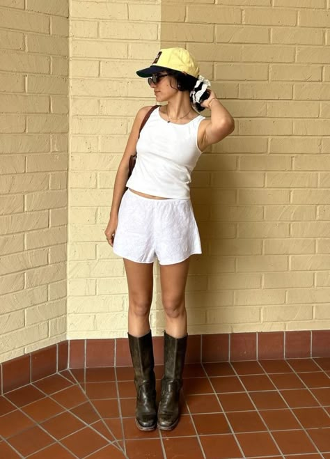 Baggy Linen Shorts Outfit, Linen Shorts Aesthetic, Summer High-waisted Linen Shorts, Summer Knee-length Linen Bermuda Shorts, Breezy Shorts Djerf, Festival Outfits, Simple Outfits, Fashion Inspo Outfits, What To Wear