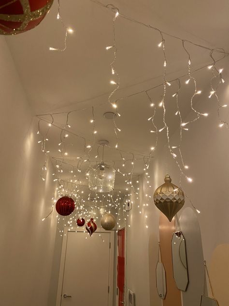 Fairy Lights In Hallway, Christmas Corridor Decorations, Fairy Lights Hallway, Christmas Ceiling Lights, Ornament Hallway, Hallway Christmas Decorations, Hallway Christmas Decor, Hallway Christmas, Christmas Hallway