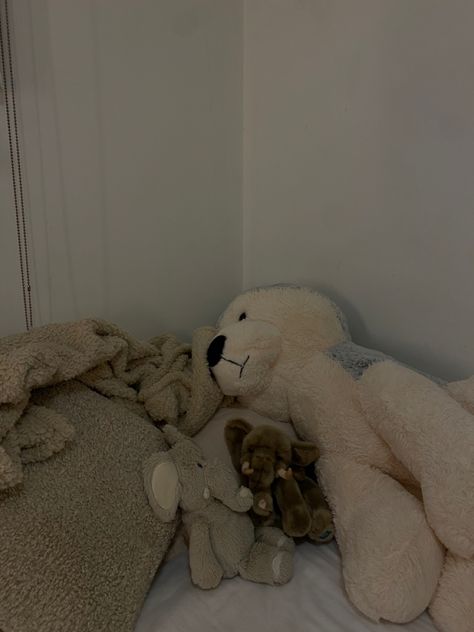 Giant Teddy Bear Bedroom, Big Teddy Bear In Bedroom, Aesthetic Bed With Plushies, Teddy Bear Bedroom, Huge Teddy Bear Aesthetic, Huge Teddy Bear In Room, Human Size Teddy Bear, Teenage Beds, Kawaii Teddy Bear Bedding