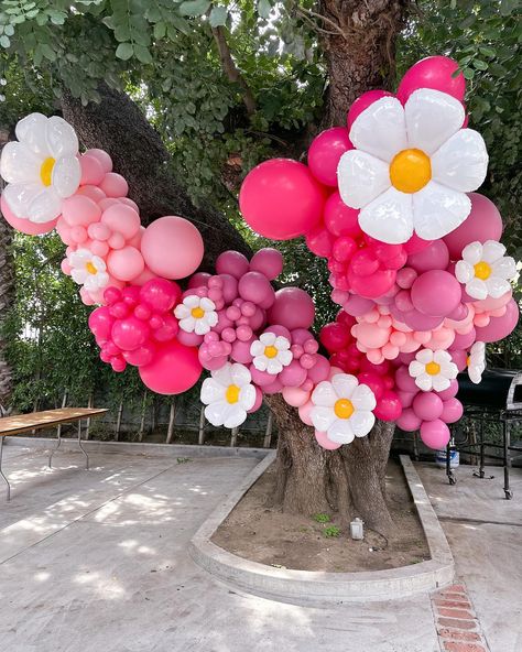 Daisies on daisies with @sharpoccasions and the @lombardihouse <br> <br> .<br> .<br> #Losangelesevents #ballooninstallation #ballooninstallations #balloongarland #birthdaydinner #balloonartist #losangelesballoons #losangelesballoonartist #balloonsculpture #beveryhillsballoons #balloondecoration #balloongarlands #balloondesign #balloonandpaper #balloonstylist #balloondesigner #balloons #eventplanning #balloonart #luxuryballoonartist #celebrityballoonartist Flower Theme Decoration, Balloons Centerpieces, Hippie Birthday, Sweets Table, Balloon Installation, Fiesta Decorations, Flower Theme, Professional Event, Balloon Sculptures