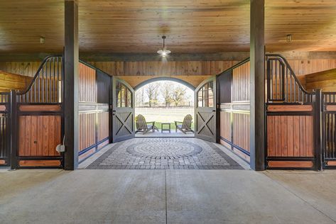 Classic Equine Stalls Luxury Horse Barns, Equestrian Barns, Horse Barn Ideas Stables, Horse Barn Designs, Dream Horse Barns, Dream Stables, Horse Barn Plans, Barn Interior, Horse Stable