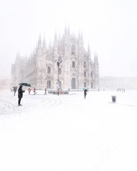 TRAVELLING THROUGH THE WORLD © (@travellingthroughtheworld) posted on Instagram: “Milan under the snow ❄️ Courtesy of @kavalaomer 📍Milan, Italy 🇮🇹 Tag your best travel photos with #travellingthroughtheworld” • Jan 9, 2021 at 6:04pm UTC Milano Duomo, Italy Winter, Milan Cathedral, Italy Tours, Italy Photo, Milan Italy, Lake Como, Best Cities, Places Around The World