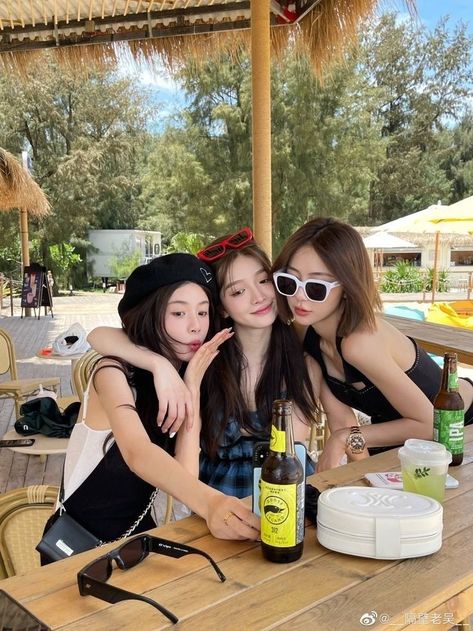 Ulzzang 3 Girl, Friends Group Photo, Friendship Photoshoot, Best Friend Poses, Best Friends Aesthetic, Cute Friend Photos, Bestie Goals, Creative Instagram Photo Ideas, Friend Poses