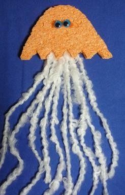 Second Chance To Dream - 15 Kids Beach Crafts Yarn Jellyfish, Preschool Crafts For Kids, Jellyfish Kids, Beach Crafts For Kids, Sea Animal Crafts, Jellyfish Craft, Beach Week, Jellyfish Art, Summer Preschool