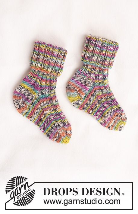 Fantasy Land Socks / DROPS Baby 43-24 - Free knitting pattern Kid Socks Knitting Pattern, Knit Toddler Socks Free Pattern, Toddler Socks Knitting Pattern, Knit Baby Socks Free Pattern, Baby Socks Free Knitting Pattern, Child Socks Pattern, Baby Socks Design, Sock Yarn Knitting Patterns, How Do You Knit