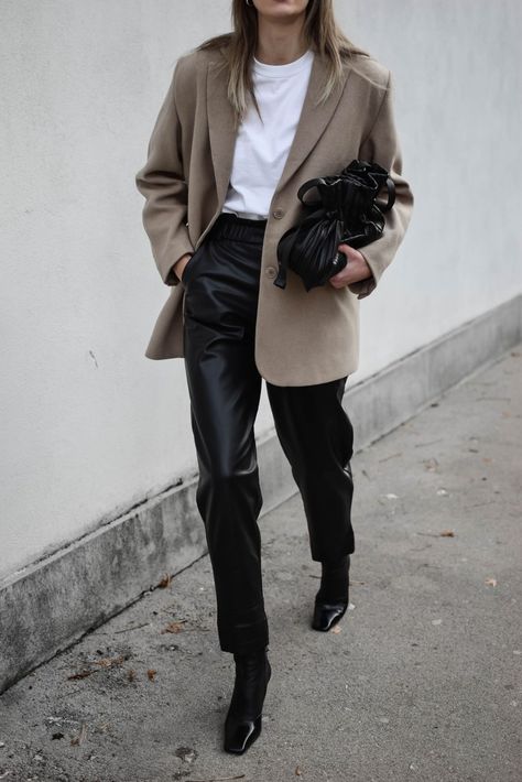 Beige Blazer Outfit, Leather Trousers Outfit, Lederhosen Outfit, Look Zara, Blazer Outfits Casual, Leather Pants Outfit, Style Fitness, Fest Outfits, Trouser Outfit