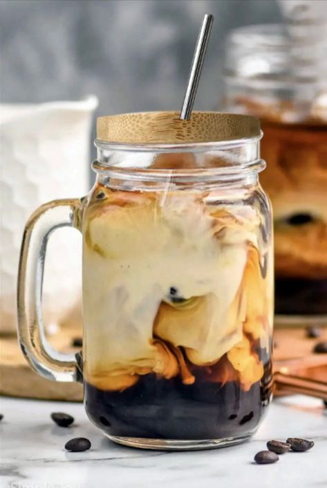 Coffee Mason Jar, Mason Jar With Handle, Mason Jars With Handles, Mason Jar With Straw, Cool Drinks, Creamer Recipe, Mason Jar Cups, Drinking Jars, Coffee Jars