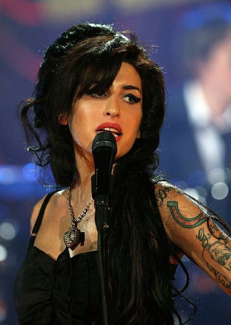 #amywinehouse Simple Halloween Makeup Ideas, Simple Halloween Makeup, Tragically Beautiful, Amy Wine, Amy Winehouse Style, Female Rock Stars, Tv Producer, Amazing Amy, Mother 3