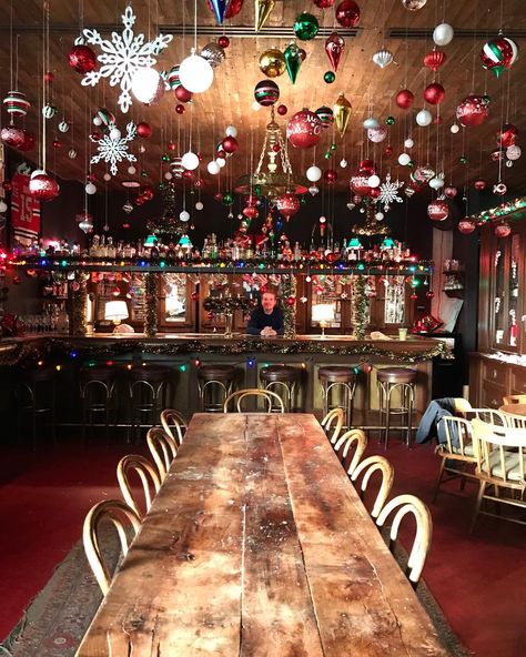 Christmas Pop Up Bar Diy, Pop Up Christmas Bar Ideas, Christmas Decor Ideas For Restaurant Bar, Holiday Bar Decor, Brewery Christmas Decorations, Decorating Ideas For Restaurant, Christmas Bar Decorations Restaurant, Christmas Restaurant Decor, Cafe Christmas Decor