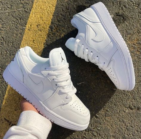 Pretty Sneakers, Trendy Shoes Sneakers, Nike Fashion Shoes, Pretty Shoes Sneakers, All Nike Shoes, Nike Air Shoes, Cute Nike Shoes, Fresh Shoes, Hype Shoes