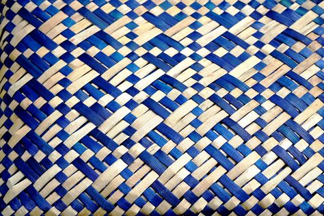 AllFlax: flax weaving with papakirango pattern Flax Weaving Patterns, Basketry Design, Mat Weaving, Flax Designs, Corner Basket, Weaving Patterns Design, Weaving Diy, Flax Weaving, Complex Art