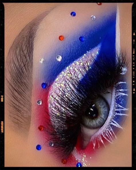 4 Of July Eyeshadow Looks, Veterans Day Makeup Ideas, American Flag Eyeshadow, Red White And Blue Eyeshadow Looks, July 4th Eyeshadow, Goth 4th Of July Makeup, Memorial Day Eyeshadow Looks, Red White And Blue Eye Makeup, Red White Blue Eye Makeup