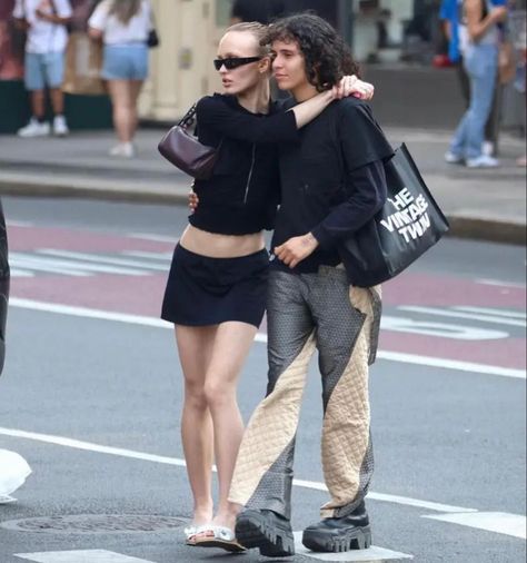 Lily Rose Depp Street Style, Lily Rose Depp Style, Rose Depp, Vanessa Paradis, Lily Rose Depp, Lily Rose, Coffee And Books, Johnny Depp, Black Fits