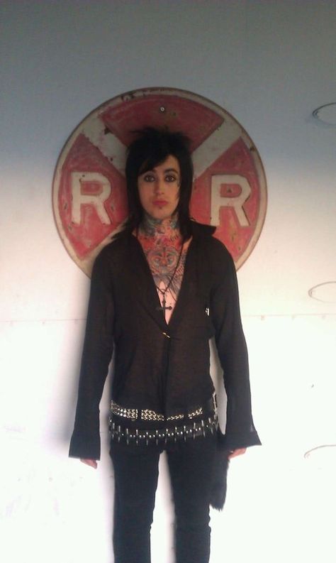 Ronnie Radke Outfits, Falling In Reverse Concert Outfits, Ronnie Radke 2000s, Punk Outfits Women, Wallpaper Concert, Emo Boyfriend, Icon Fashion, Do I Love Him, Escape The Fate