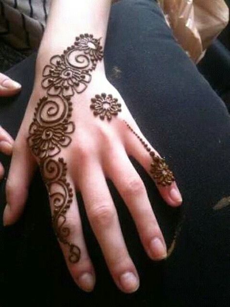 40 Creative Yet Simple Mehndi Designs For Beginners || Easy Mehndi Designs With Images | Bling Sparkle Round Mehndi Design, Henne Tattoo, Jagua Henna, Tato Henna, Eid Mehndi Designs, Henna Art Designs, Simple Henna Tattoo, Mehndi Designs For Kids, Henna Tattoo Designs Simple