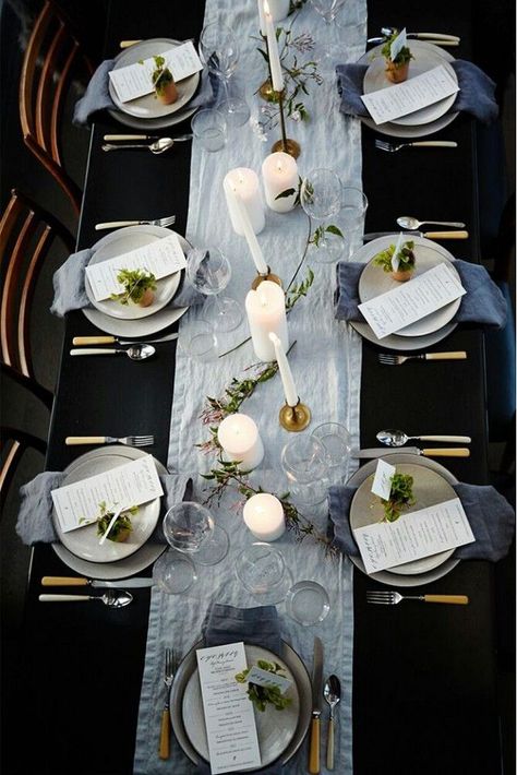 Sophisticated dinner party setting from Athena Calderone. Dinner Party Setting, Wedding Decorations Table Settings, Dinner Party Settings, Athena Calderone, Dinner Party Decorations, Tafel Decor, Spring Dinner, Dinner Party Table, Party Table Settings