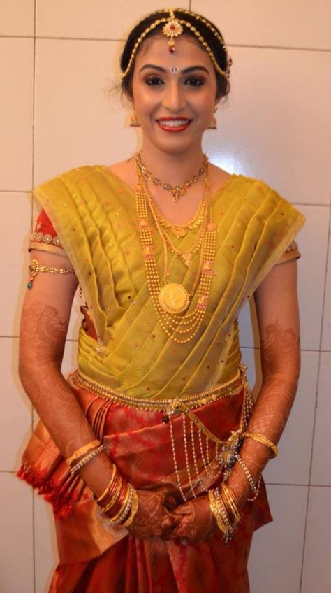 Traditional Manglorean , GSB bride wearing bridal saree and jewellery. Muhurat look Tamil Bride Traditional Saree, Simple South Indian Bride Jewellery, Maharastrian Jwellary Bride, South Indian Bride Garland, Gsb Konkani Bride, South Indian Bride Head Jewellery, Saree For Engagement, South Indian Bride Saree, Indian Bridal Fashion