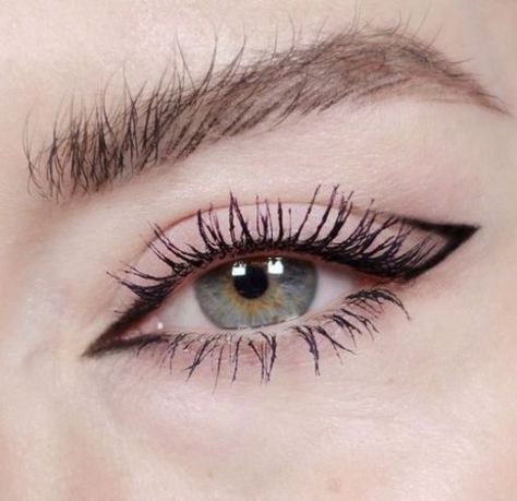 These winter eyeshadow looks are great for the upcoming season and holidays! Check out these winter eyeshadow makeup looks! Graphic Eyeliner Looks, Winter Eyeshadow, White Eyeliner Makeup, Eyeliner Brown, Liner Looks, Rock Makeup, Minimal Makeup Look, Graphic Eyes, 90s Makeup