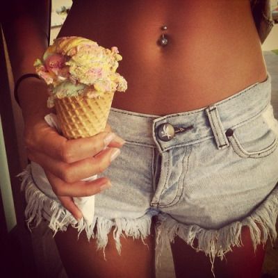 Cover Ups Tattoo, Belly Button Rings Dangle, Tumblr Girly Aesthetic 2013, Summer Tumblr, 2010s Aesthetic, Helix Piercings, Pink Tumblr Aesthetic, Girls Tumbler, Belly Button Jewelry