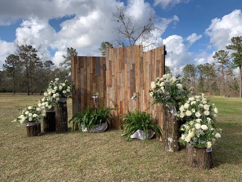 Pallet Backdrops For Wedding, Pallets Backdrop Ideas, Country Event Decor, Rustic Backdrop Ideas, Wooden Backdrop Wedding, Diy Photo Booth Wedding, Wedding Wood Backdrop, Diy Pallet Backdrop, Pallet Backdrop Wedding