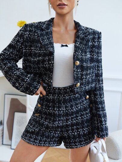 Preppy Suits Women, Short Blazer Outfits For Women, Short Suit Outfit Women, Short Blazer Outfits, Suit And Shorts, Pantsuit Outfit, Winter Shorts Outfits, Blazer E Short, Chanel Blazer