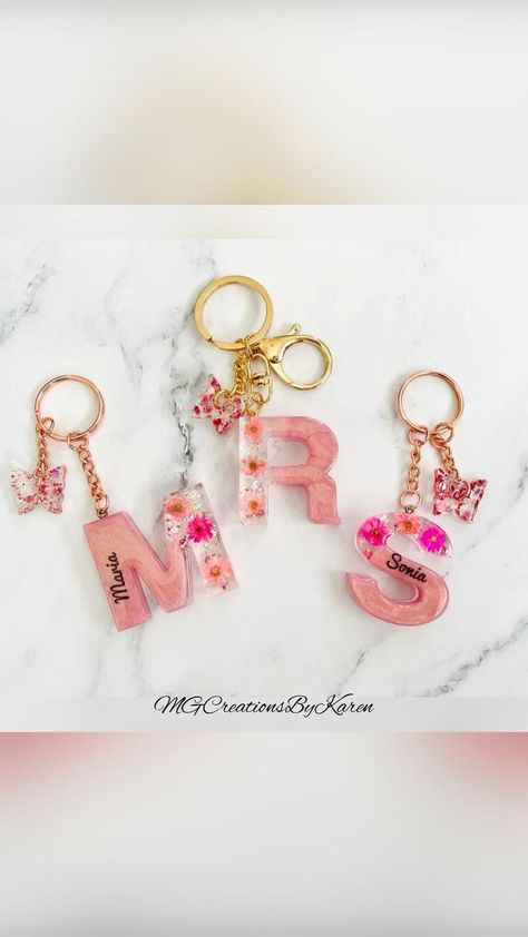 Diy Resin Flowers, Diy Resin Gifts, Diy Resin Keychain, Resin Pendant Diy, Resin Letters, Letter Keychain, Resin Crafts Tutorial, Diy Resin Projects, Resin Jewelry Diy