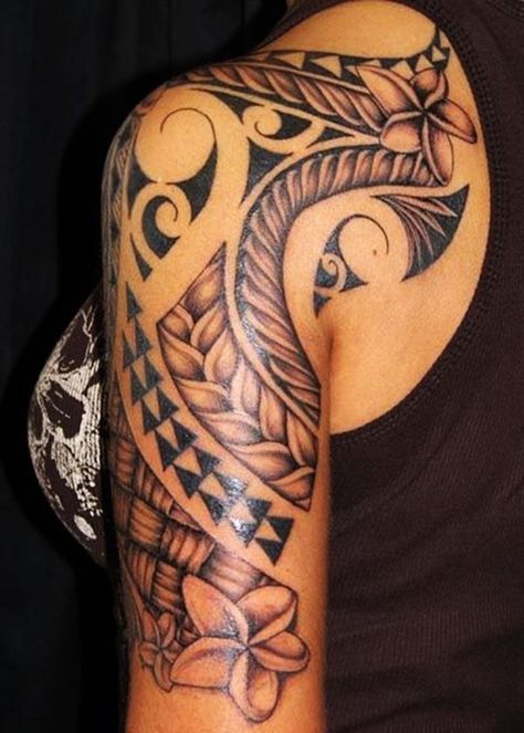 tribal-tattoo-vorschläge-schwarze-bluse-tätowierung-am-oberarm-mit-geometrischen-figuren Maori Tattoo Frau, Polynesian Tattoo Meanings, Polynesian Tattoos Women, Cage Tattoos, Maori Tattoos, Polynesian Tattoo Designs, Maori Tattoo Designs, Tattoo Zeichnungen, Strength Tattoo