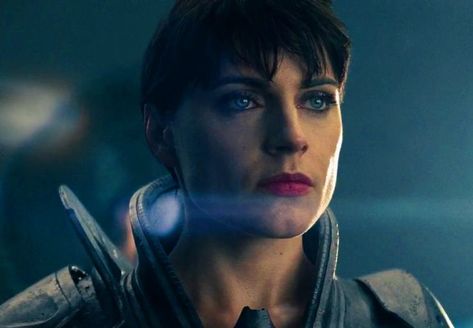 Antje Traue (pronounced [ˈʔantjə ˈtʀaʊ̯ə]; born January 18, 1981) is a German actress. She speaks German and English fluently, and appeared in her first English-language role in the film Pandorum. She may be internationally best known for her portrayal of the villainous, indestructible character of Faora in the 2013 Superman movie Man Of Steel [ https://en.wikipedia.org/wiki/Antje_Traue ] Faora Ul, Antje Traue, Female Furies, Victor Zsasz, Justice League 2017, General Zod, Universe Movie, Superman Movies, Dc Comics Wallpaper