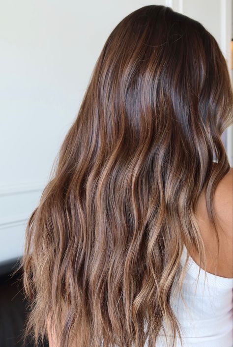 Brunette Caramel Highlights, Lowlights Hair, Brown Hair With Lowlights, Light Brunette Hair, Honey Brown Hair, Brown Hair Looks, Beachy Hair, Brown Hair Inspo, Brunette Hair With Highlights