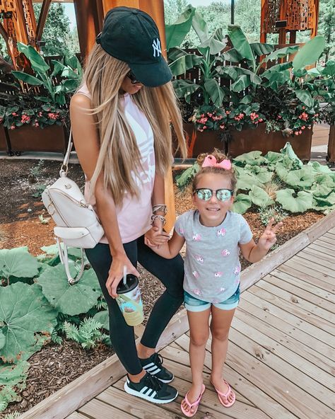 Had the best time at the zoo today with my little Monkeys 🐒🦁🐬🐯 The girls had so much fun! p.s. I wore my all-time fave #nsale leggings… Zoo Outfit Spring, Zoo Date, Zoo Outfit, Theme Park Outfits, Latina Outfit, Trip Outfits, Ranveer Singh, Nordstrom Anniversary Sale, Loose Outfit