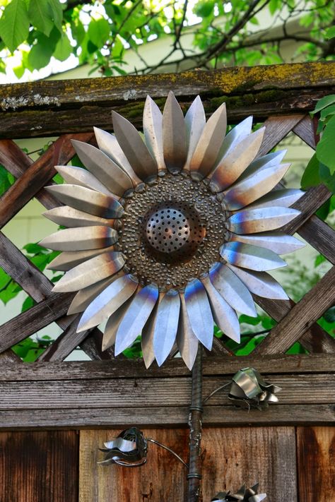 Women Welder, Metal Flowers Garden, Metal Sunflower, Chicken Wire Crafts, Glassware Garden Art, Sheet Metal Art, Metal Welding Art, Recycled Metal Art, Welding Art Projects