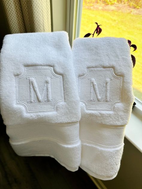 Monogram Embroidered Hand Towel Egyptian Cotton Embroidered Towel Embroidered Wash Towel Set - Etsy Embroidered Home Decor, Embroidery On Towels, Preppy Embroidery, Embroidery Machine Projects, Bath Towels Display, Embroidery Gift Ideas, Embroidered Dish Towels, Monogrammed Towels, Monogrammed Hand Towels