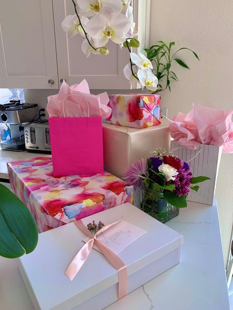 Mother Day Aesthetic, Birthday Present Aesthetic, Birthday Present Table, Mother's Day Aesthetic, Birthday Gift Aesthetic, Luxury Birthday Gifts, Wedding Cake Cookies, Christmas Tree With Presents, Moms Birthday