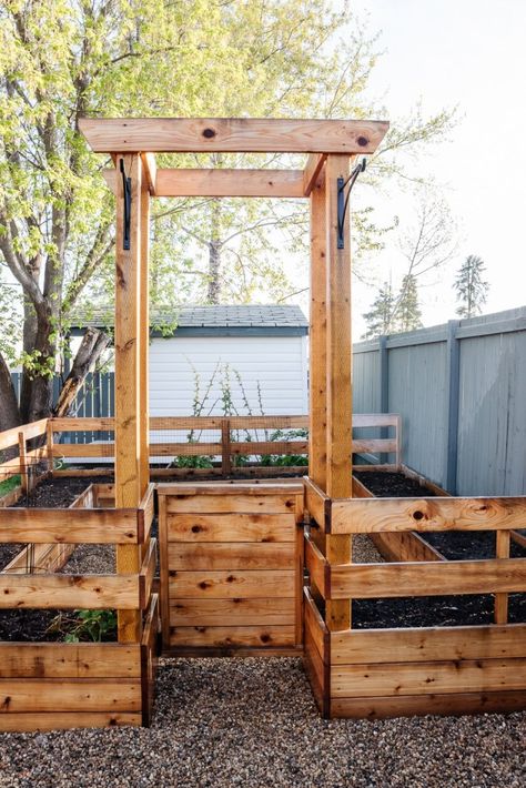 Diy Enclosed Garden, Enclosed Raised Garden, Pallet Garden Projects, Backyard Room, Enclosed Garden, Provident Living, Gardening Tricks, Building A Raised Garden, Rustic Porch