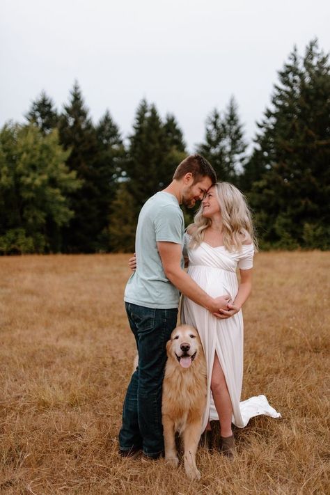 Maternity Shoot Beach, Maternity Photography Fall, Fall Maternity Pictures, Maternity Shoot Outfit, Fall Maternity Photos, Pregnancy Announcement Photoshoot, Maternity Photography Poses Outdoors, Outdoor Maternity Photos, Maternity Photography Poses Couple