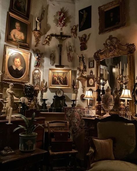 Wallpaper Dark Academia, Victorian Maximalism, Moody House, Emo Room, Vampire Decor, Southern Aesthetic, Victorian Room, Pax Romana, Victorian Bedroom