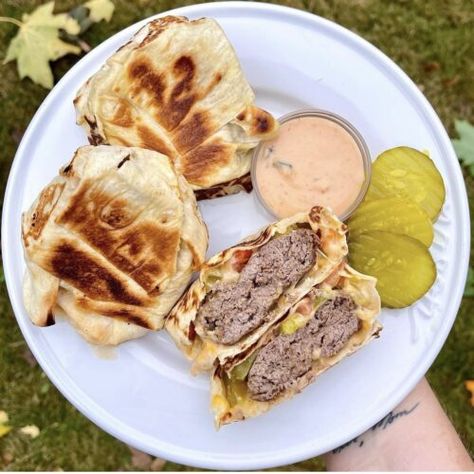 Cheeseburger Crunchwrap Sliders - Diana's Delish Dishes Cheeseburger Crunchwrap, Crunchwrap Sliders, Types Of Burgers, Burger Specials, Cheese Stuffed Meatballs, My Favorite Food, Bacon Burger, Burger Sauce, Perfect Lunch