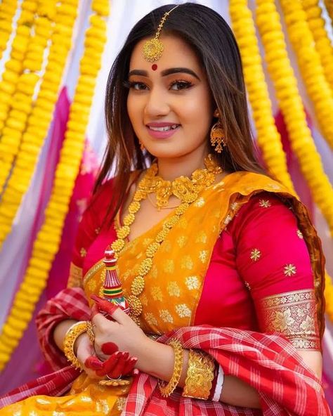 Bengali Bride Reception Look, Haldi Look For Bride, Haldi Look, Saree Photography, Red Saree Wedding, Indian Bride Makeup, Bengali Bridal Makeup, Bridal Art, Indian Wedding Bride