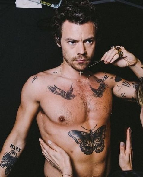 Harry Styles Shirtless, Harry Tattoos, Harry Styles Photoshoot, Harry Styles Tattoos, Harry Styles Hot, Holmes Chapel, Harry Styles Cute, Harry Styles Wallpaper, Harry Styles Pictures