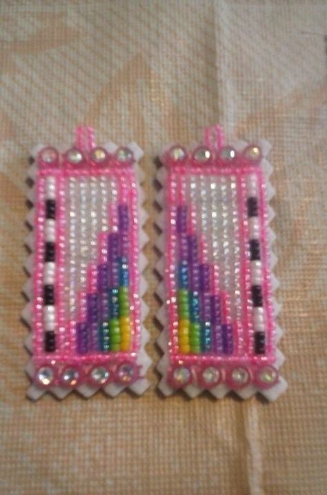 Beaded earrings Indian Beadwork, Beautiful Beaded Earring, Native Beading Patterns, Native American Beaded Earrings, Bead Sewing, Beadwork Designs, Native Beadwork, Beautiful Beadwork, Native American Beadwork