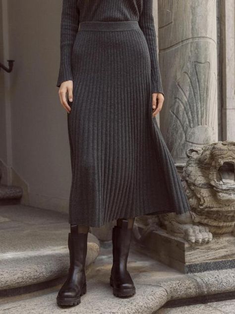 Midi Knit Skirt Outfit, Gray Midi Skirt, Midi Skirt Outfit Winter, Midi Knit Skirt, Knit Skirt Outfit, Skirt Outfits Aesthetic, Knitted Skirt, Midi Skirt Outfit, Winter Skirt Outfit